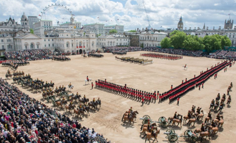Η βασίλισσα Ελισάβετ γιόρτασε με λαμπρότητα τα γενέθλιά της και πήγε αμέσως μετά στο νοσοκομείο [εικόνες] | iefimerida.gr 1