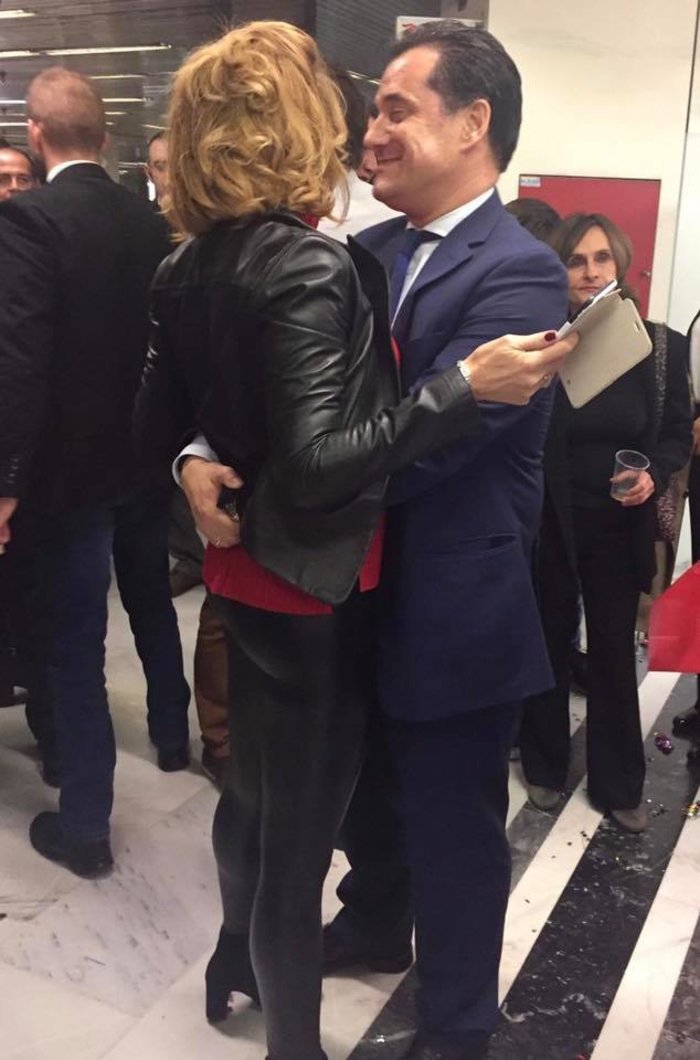 Στο πλευρό του η σύζυγός του Ευγενία Μανωλίδου