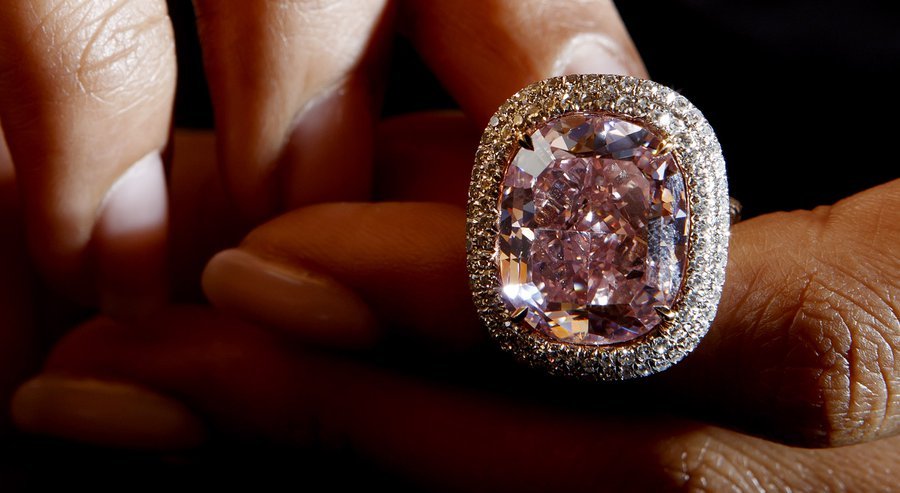 Δημοπρασία μόνο για μεγιστάνες -Στο σφυρί σπάνια διαμάντια αντί 55 εκατ. ευρώ [εικόνες] | iefimerida.gr 0