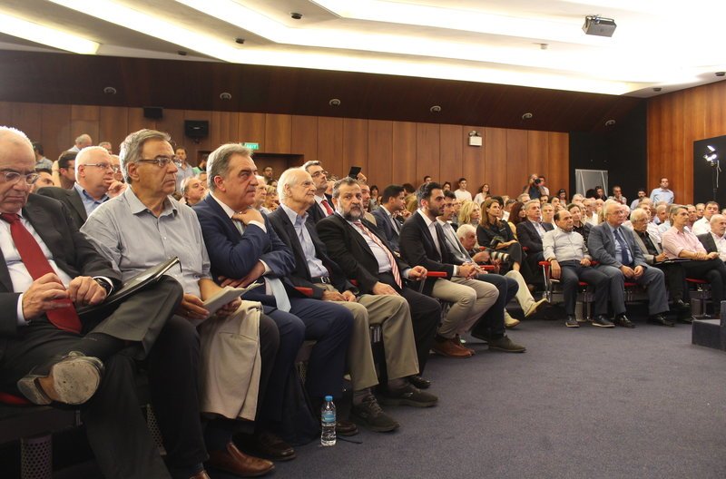 Γεννηματά: Φοράει, δεν φοράει γραβάτα ο Τσίπρας, η θηλιά στον λαιμό των Ελλήνων παραμένει [εικόνες] | iefimerida.gr 3