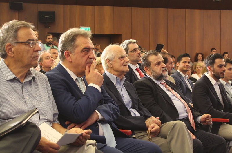 Γεννηματά: Φοράει, δεν φοράει γραβάτα ο Τσίπρας, η θηλιά στον λαιμό των Ελλήνων παραμένει [εικόνες] | iefimerida.gr 2