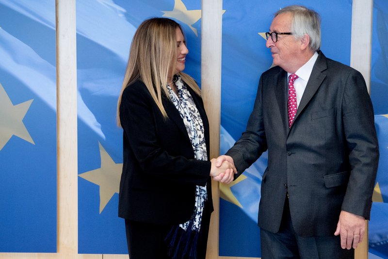 Η Γεννηματά ζήτησε από τον Γιούνκερ να συμβάλει αποφασιστικά για την ελάφρυνση του χρέους [εικόνες] | iefimerida.gr 1