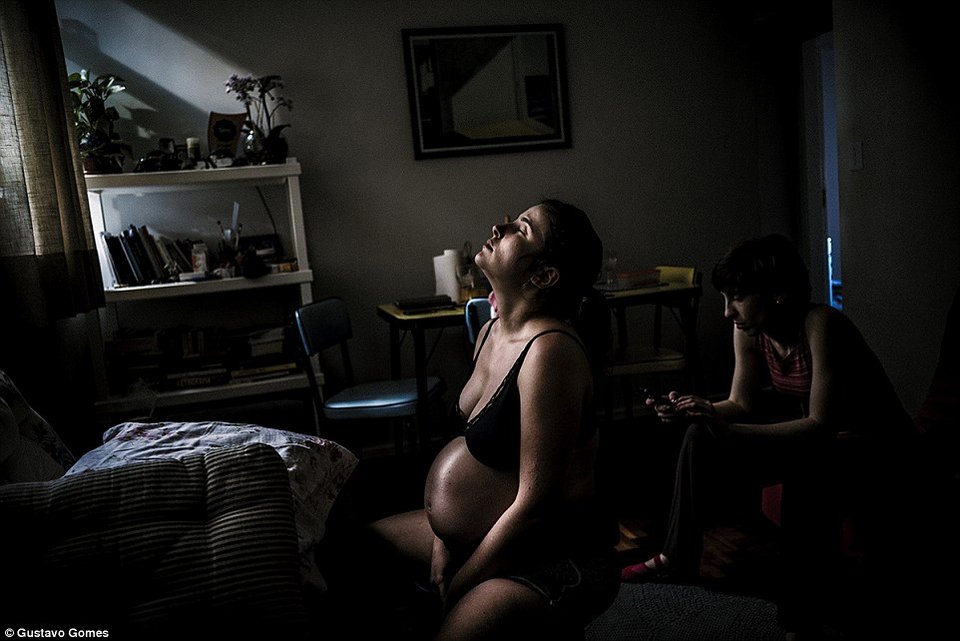 Φωτογράφισε τη σύντροφό του να γεννάει στο σπίτι τους -Καρέ καρέ ο τοκετός [εικόνες] | iefimerida.gr 0