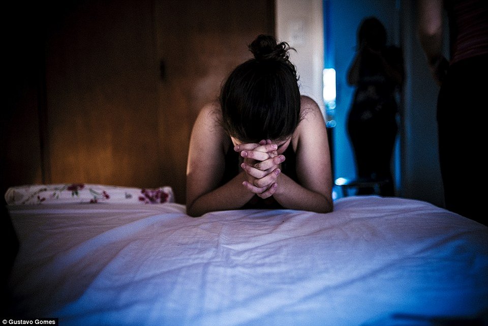 Φωτογράφισε τη σύντροφό του να γεννάει στο σπίτι τους -Καρέ καρέ ο τοκετός [εικόνες] | iefimerida.gr 1