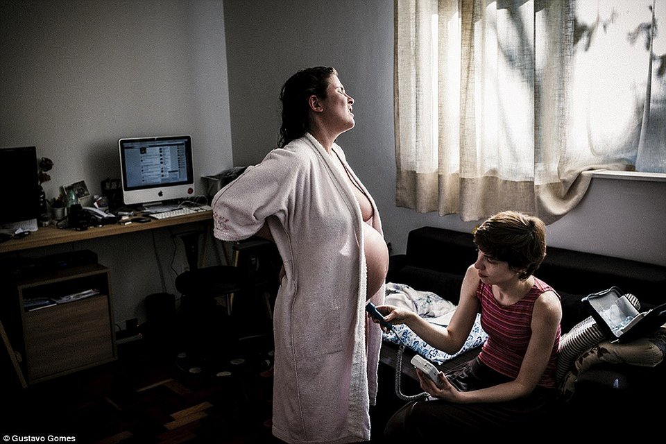 Φωτογράφισε τη σύντροφό του να γεννάει στο σπίτι τους -Καρέ καρέ ο τοκετός [εικόνες] | iefimerida.gr 2