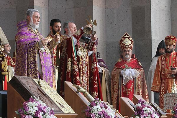 Αγιοποιήθηκαν τα 1,5 εκατ. θύματα της Γενοκτονίας των Αρμενίων - Ηχησαν οι καμπάνες στις αρμένικες εκκλησίες [εικόνες] | iefimerida.gr 2