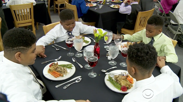 Αλλα... μαθήματα στις ΗΠΑ -Διδάσκουν σε παιδιά πώς να γίνουν τζέντλεμεν [εικόνες & βίντεο] | iefimerida.gr 0