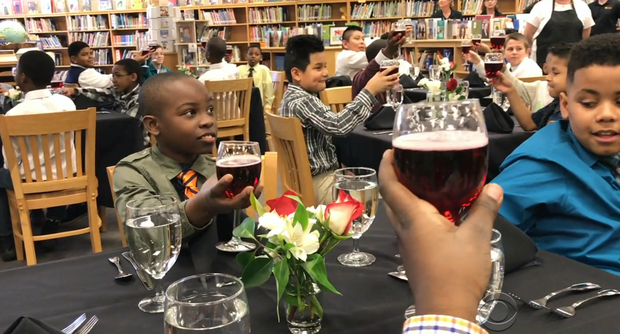 Αλλα... μαθήματα στις ΗΠΑ -Διδάσκουν σε παιδιά πώς να γίνουν τζέντλεμεν [εικόνες & βίντεο] | iefimerida.gr 2