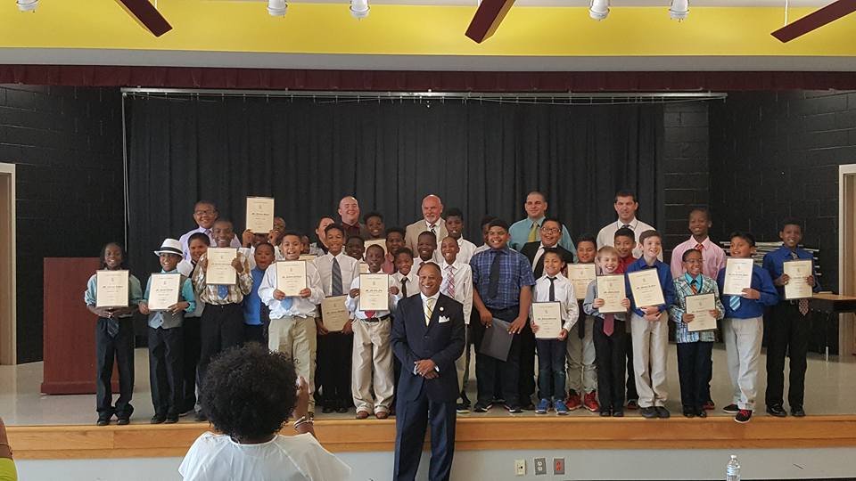 Αλλα... μαθήματα στις ΗΠΑ -Διδάσκουν σε παιδιά πώς να γίνουν τζέντλεμεν [εικόνες & βίντεο] | iefimerida.gr 1