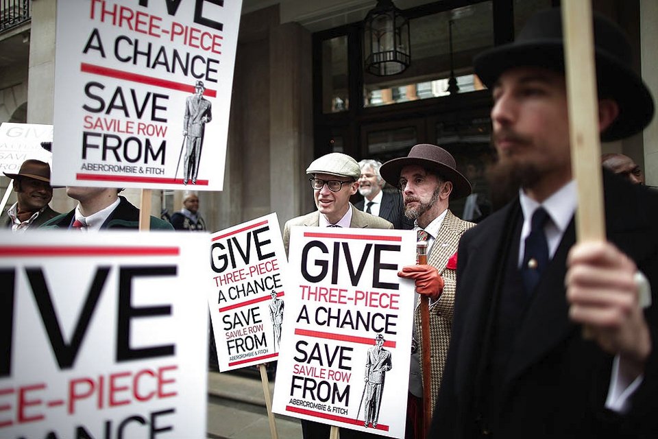 Οι τζέντλεμεν του Λονδίνου διαδηλώνουν κατά της... μόδας [εικόνες] | iefimerida.gr 1