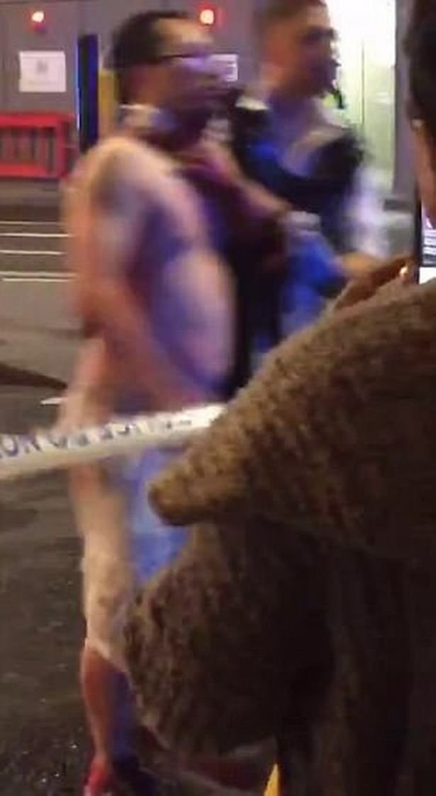 Δημοσιογράφος- ήρωας τραυματίστηκε στον λαιμό προστατεύοντας πορτιέρη από τους τρομοκράτες [εικόνες & βίντεο]  | iefimerida.gr 2