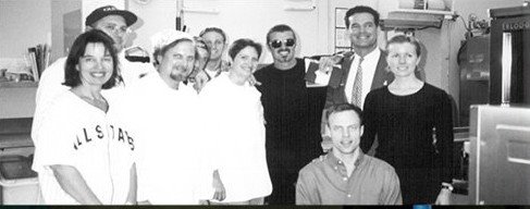 Ασθενείς με AIDS τίμησαν τον Τζορτζ Μάικλ -Τους έδινε 25.000 δολ. το χρόνο [εικόνες & βίντεο]  | iefimerida.gr 1