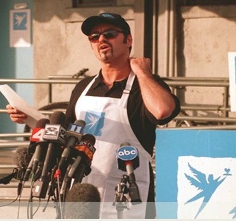 Ασθενείς με AIDS τίμησαν τον Τζορτζ Μάικλ -Τους έδινε 25.000 δολ. το χρόνο [εικόνες & βίντεο]  | iefimerida.gr 0