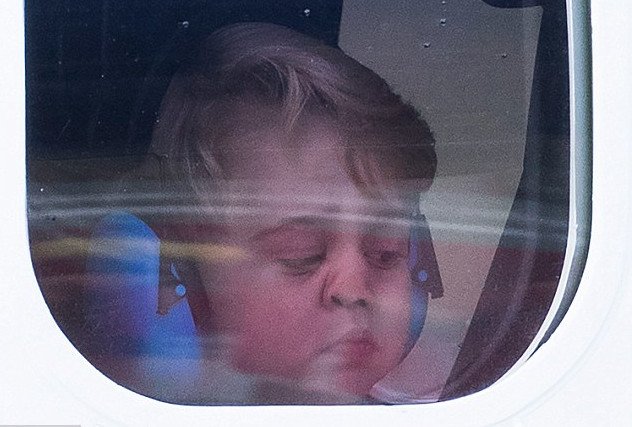 Οι νέες γκριμάτσες του πρίγκιπα Τζορτζ λιώνουν τη Βρετανία -Κόλλησε το πρόσωπό του στο τζάμι [εικόνες] | iefimerida.gr 0