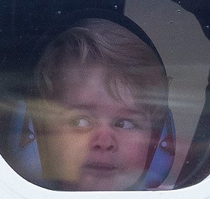 Οι νέες γκριμάτσες του πρίγκιπα Τζορτζ λιώνουν τη Βρετανία -Κόλλησε το πρόσωπό του στο τζάμι [εικόνες] | iefimerida.gr 1