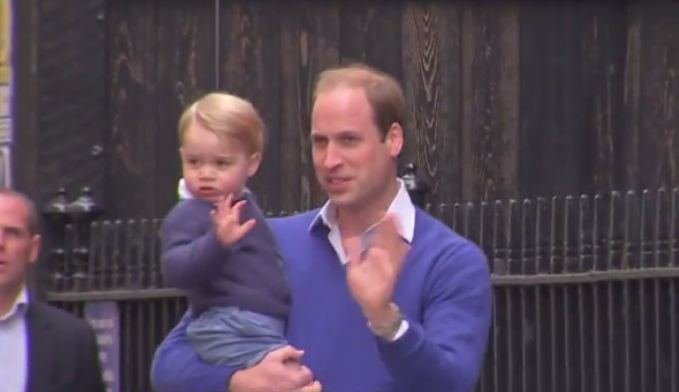 Ο Γουίλιαμ με τον πρίγκιπα Τζορτζ στην αγκαλιά, στο μαιευτήριο [εικόνες & βίντεο] | iefimerida.gr 4