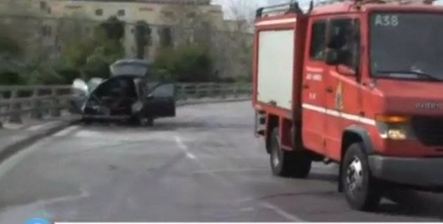 Αυτοκίνητο εν κινήσει έπιασε φωτιά στην Καλλιρρόης -Μποτιλιάρισμα στους γύρω δρόμους [εικόνες] | iefimerida.gr 0