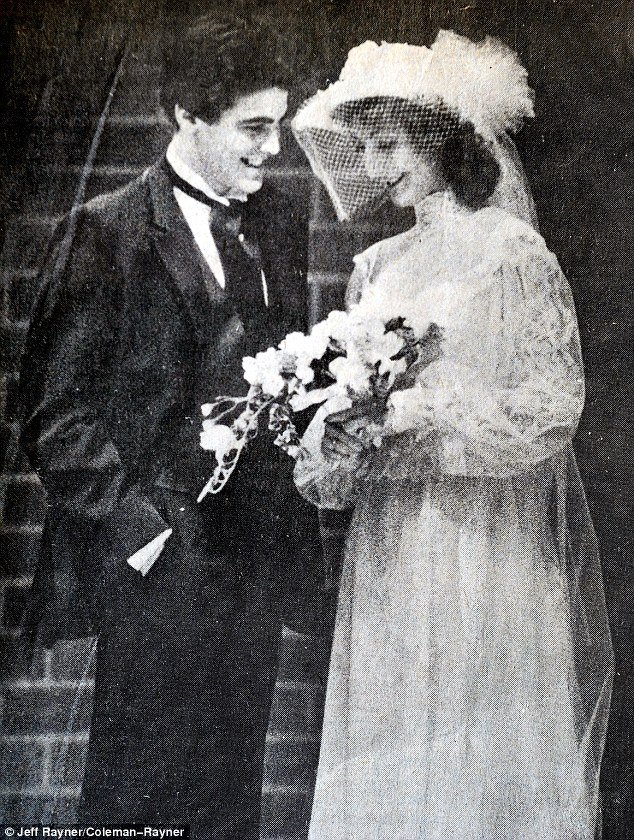 O Τζορτζ Κλούνεϊ, 19 ετών, γαμπρός -Ο μυστικός γάμος του χολιγουντιανού σταρ [εικόνες] | iefimerida.gr 0