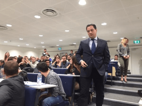 Χαμός στην ομιλία Γεωργιάδη στο Λονδίνο: Αντιπαράθεση με φοιτητές σε αγγλικά και ελληνικά -Δεν διακόπηκε η εκδήλωση [εικόνες&βίντεο] | iefimerida.gr 1