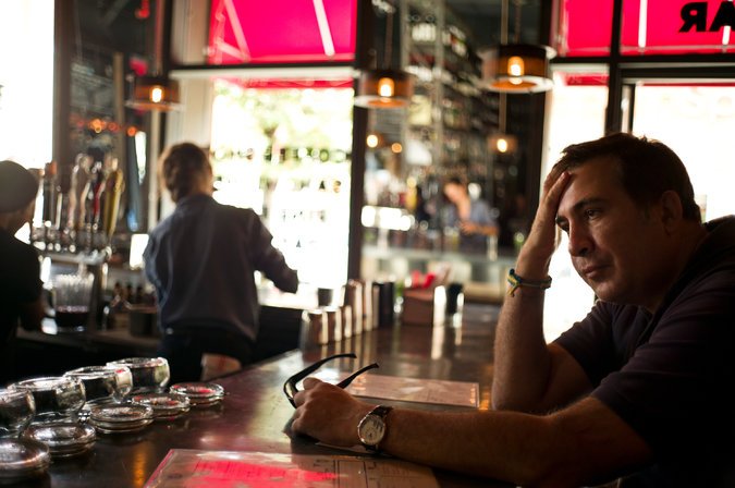 Πώς ζει ένας πρώην κομμουνιστής στην εξορία: Η ζωή του γεωργιανού Σαακασβίλι στο Μπρούκλιν [εικόνες] | iefimerida.gr 1