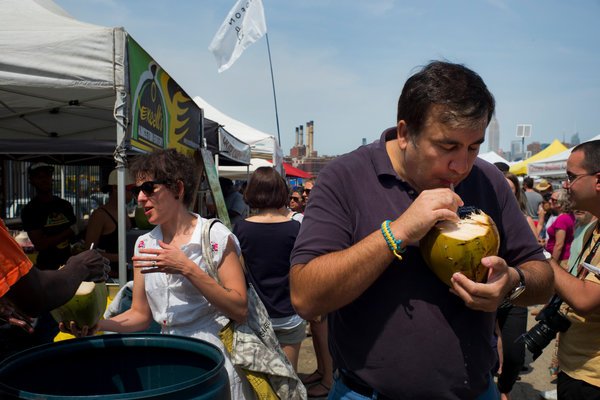 Πώς ζει ένας πρώην κομμουνιστής στην εξορία: Η ζωή του γεωργιανού Σαακασβίλι στο Μπρούκλιν [εικόνες] | iefimerida.gr 2