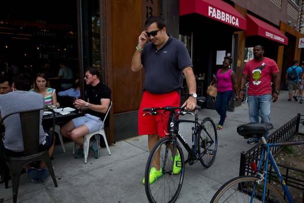 Πώς ζει ένας πρώην κομμουνιστής στην εξορία: Η ζωή του γεωργιανού Σαακασβίλι στο Μπρούκλιν [εικόνες] | iefimerida.gr 3