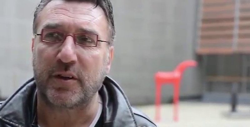 Κωστής Γεωργίου, ο δημιουργός του κόκκινου αγγέλου για τον βανδαλισμό: «Στεναχωριέμαι, γινόμαστε ζούγκλα» | iefimerida.gr 0