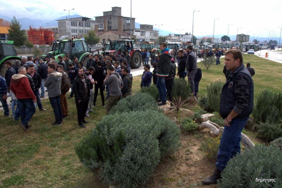 Αγρότες απέκλεισαν το λιμάνι της Πάτρας – Πάνω από 40 τρακτέρ, έχυσαν γάλα [εικόνες] | iefimerida.gr 2