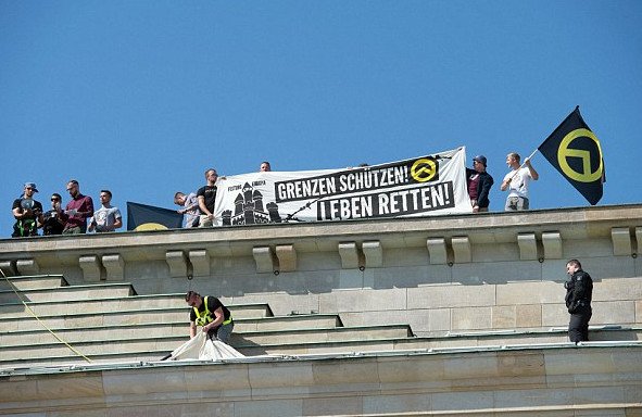 Ακροδεξιοί σκαρφάλωσαν στην Πύλη του Βρανδεμβούργου για διαμαρτυρία | iefimerida.gr 1