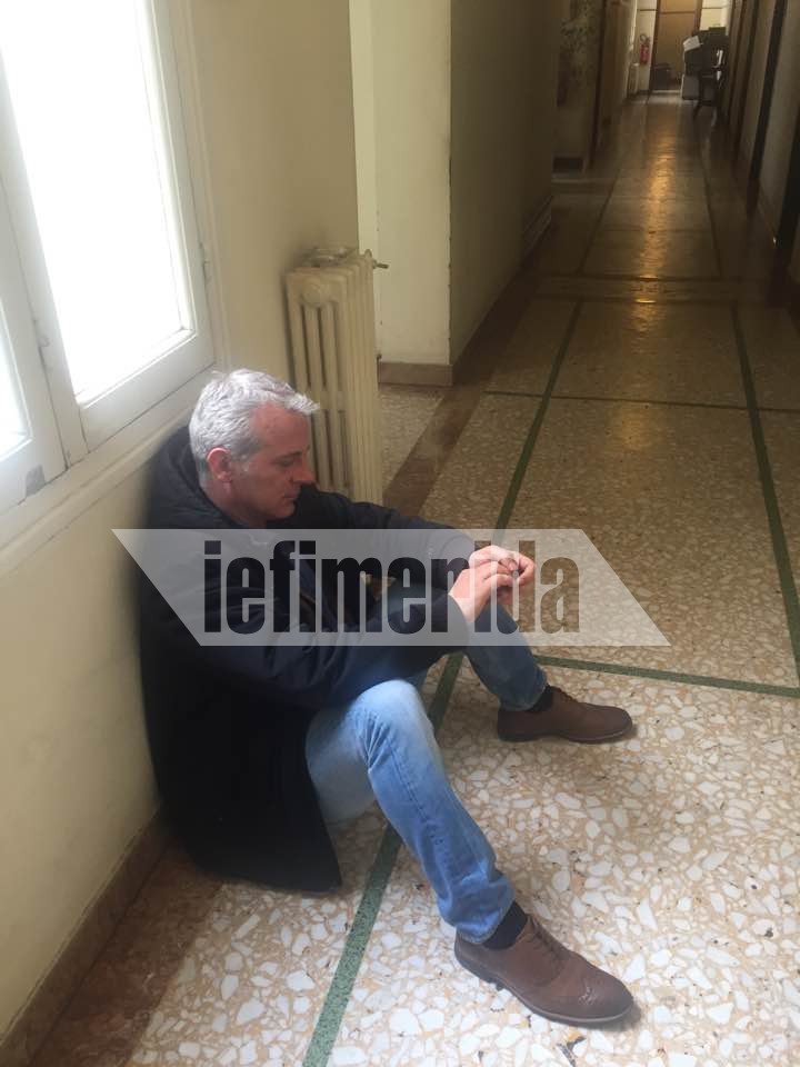 Συνδικαλιστές των Σωμάτων Ασφαλείας κατέλαβαν το γραφείο Χουλιαράκη -Βγάζουν σέλφι και τον περιμένουν  [εικόνες] | iefimerida.gr 0