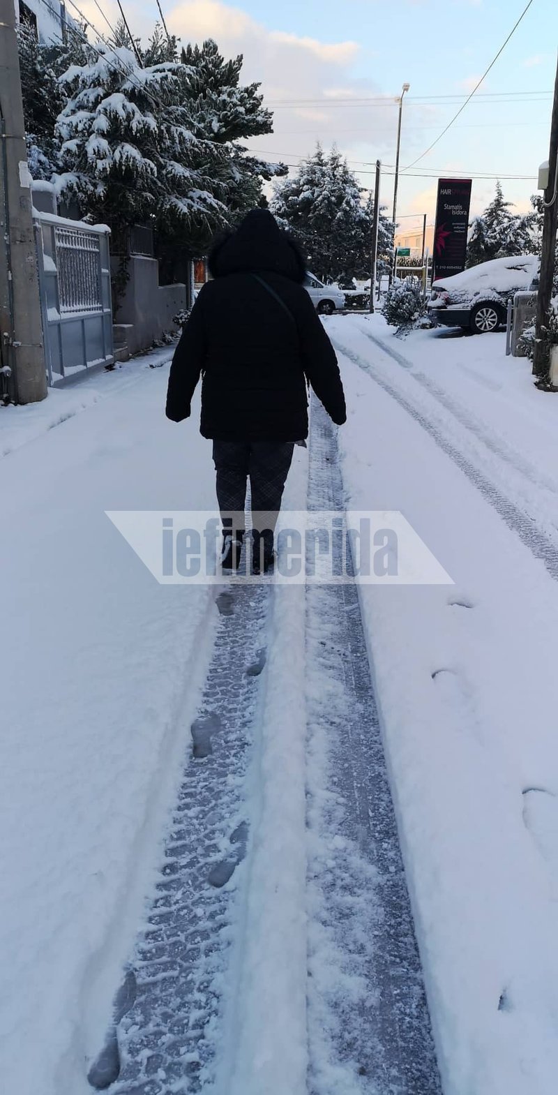Με δυσκολία οι μετακινήσεις των πεζών στον Γέρακα. Παρά τα χιόνια μία γυναίκα πηγαίνει στη δουλειά της