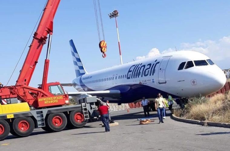 Γερανός σήκωσε το αεροπλάνο που βγήκε εκτός διαδρόμου στο αεροδρόμιο του Ηρακλείου [εικόνες] | iefimerida.gr 1