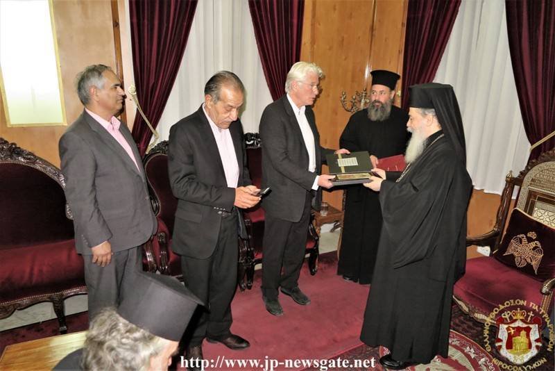 Ο Ρίτσαρντ Γκιρ στον πατριάρχη Ιεροσολύμων: Ρώτησε για τη μετάνοια και τον εξαγνισμό [εικόνες] | iefimerida.gr 3