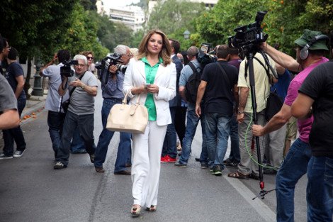 Ορκωμοσία: Το κολάν της Βούλτεψη, το πράσινο παπαγαλί της Γκερέκου και οι γυναίκες των υπουργών [εικόνες&βίντεο] | iefimerida.gr 0