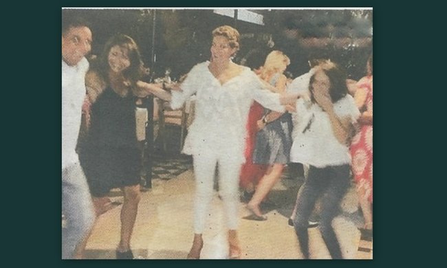 H Αντζελα Γκερέκου γλεντάει και χορεύει στην Κέρκυρα, χωρίς τον Τόλη [εικόνες] | iefimerida.gr 1