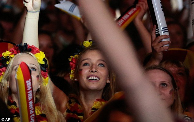 Ο Γερμανός «κόκκορας» και η ξανθιά καλλονή που έκλεψαν την παράσταση στους πανηγυρισμούς των πάντσερ [εικόνες & βίντεο] | iefimerida.gr 2