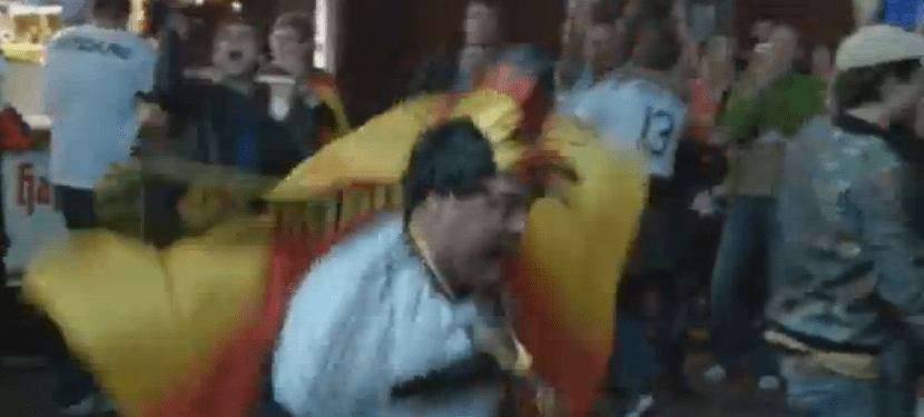 Ο Γερμανός «κόκκορας» και η ξανθιά καλλονή που έκλεψαν την παράσταση στους πανηγυρισμούς των πάντσερ [εικόνες & βίντεο] | iefimerida.gr 0