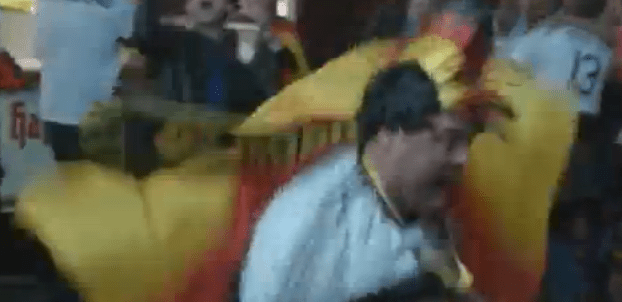 Ο Γερμανός «κόκκορας» και η ξανθιά καλλονή που έκλεψαν την παράσταση στους πανηγυρισμούς των πάντσερ [εικόνες & βίντεο] | iefimerida.gr 1