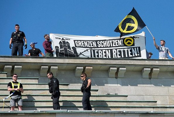 Ακροδεξιοί σκαρφάλωσαν στην Πύλη του Βρανδεμβούργου για διαμαρτυρία | iefimerida.gr 0