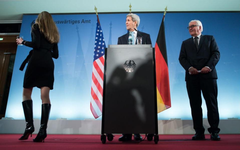 Οταν ο Τζον Κέρι έχασε τα λόγια του με την καλλονή υπάλληλο του ΥΠΕΞ της Γερμανίας [εικόνες & βίντεο] | iefimerida.gr 4