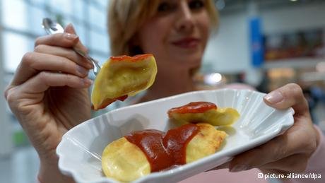 Πίτσα σε ξυλάκι και κρέμα με γεύση Cola-Οι νέες τάσεις του φαγητού στο φεστιβάλ γεύσης Anuga στη Γερμανία [εικόνες] | iefimerida.gr 0