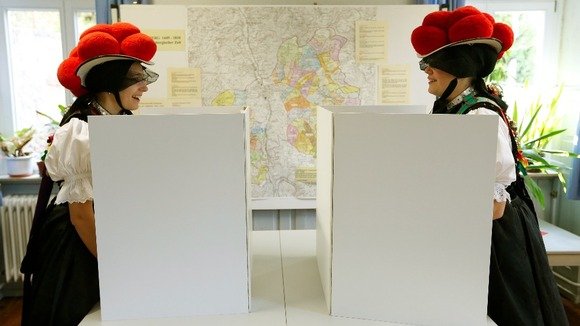 Δείτε πώς ψήφισαν οι Γερμανοί-Φόρεσαν τις παραδοσιακές τους στολές και φωτογραφήθηκαν στην κάλπη [εικόνες] | iefimerida.gr 1