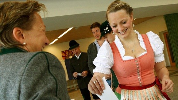 Δείτε πώς ψήφισαν οι Γερμανοί-Φόρεσαν τις παραδοσιακές τους στολές και φωτογραφήθηκαν στην κάλπη [εικόνες] | iefimerida.gr 2