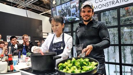 Πίτσα σε ξυλάκι και κρέμα με γεύση Cola-Οι νέες τάσεις του φαγητού στο φεστιβάλ γεύσης Anuga στη Γερμανία [εικόνες] | iefimerida.gr 2