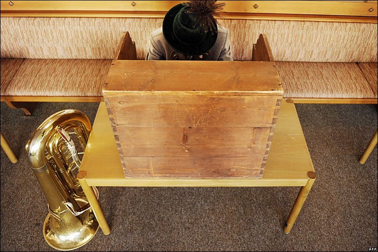 Δείτε πώς ψήφισαν οι Γερμανοί-Φόρεσαν τις παραδοσιακές τους στολές και φωτογραφήθηκαν στην κάλπη [εικόνες] | iefimerida.gr 3