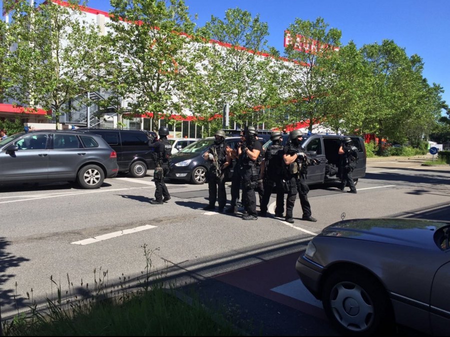 Νεκρός ο σκοπευτής που άνοιξε πυρ σε σινεμά στη Γερμανία -Είχε μαζί του εκρηκτικά [εικόνες & βίντεο] | iefimerida.gr 0