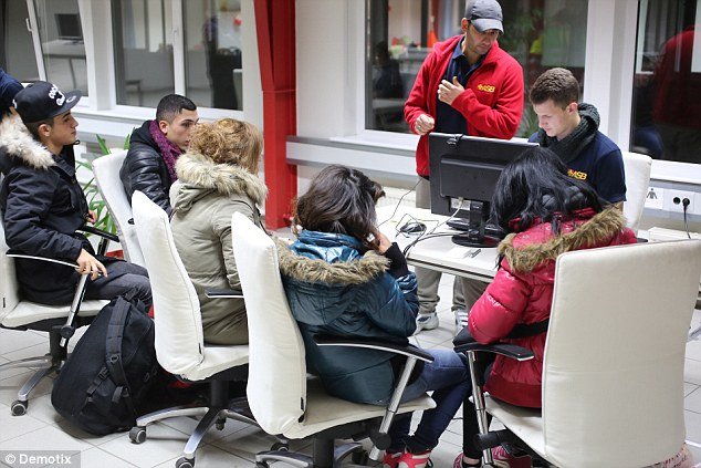 Γερμανία: 700 πρόσφυγες θα φιλοξενηθούν σε χωριό 100 κατοίκων -Η άφιξη στη νέα πατρίδα τους [εικόνες] | iefimerida.gr 2