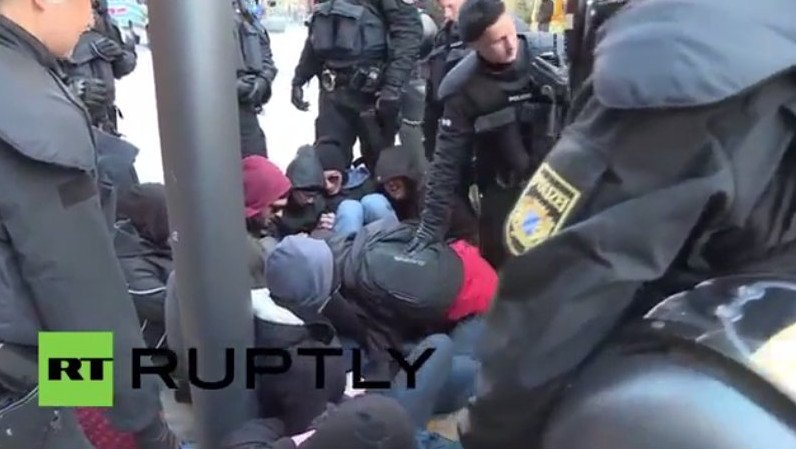 Χάος στη Στουτγάρδη: 400 συλλήψεις σε διαδήλωση κατά του συνεδρίου του κόμματος του AfD [εικόνες] | iefimerida.gr 0