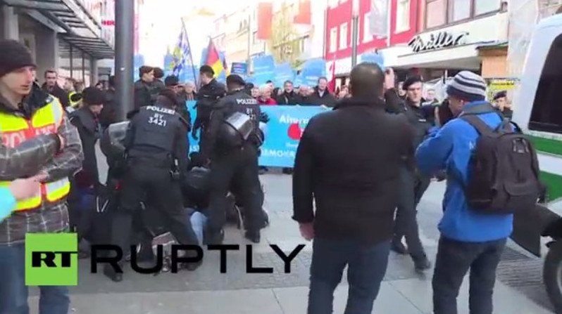 Χάος στη Στουτγάρδη: 400 συλλήψεις σε διαδήλωση κατά του συνεδρίου του κόμματος του AfD [εικόνες] | iefimerida.gr 1