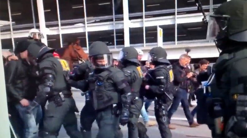 Χάος στη Στουτγάρδη: 400 συλλήψεις σε διαδήλωση κατά του συνεδρίου του κόμματος του AfD [εικόνες] | iefimerida.gr 2